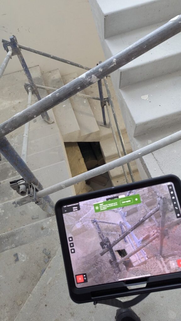 Relevé d’une cage d’escalier sous échafaudage, nuage de points sur tablette, Serris