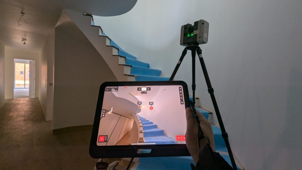 Scanner laser et tablette au pied d’un escalier courbe, maison à Villennes