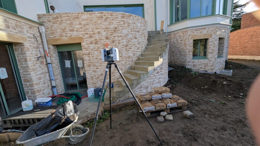 Scanner laser au pied d’un escalier extérieur en pierre, maison à Villennes