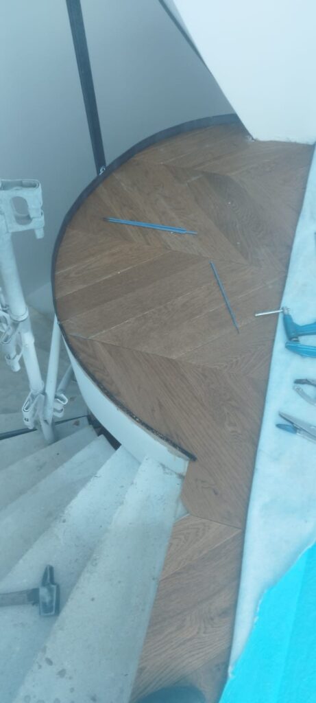 Marches et limon courbe d’un escalier intérieur, maison à Villennes